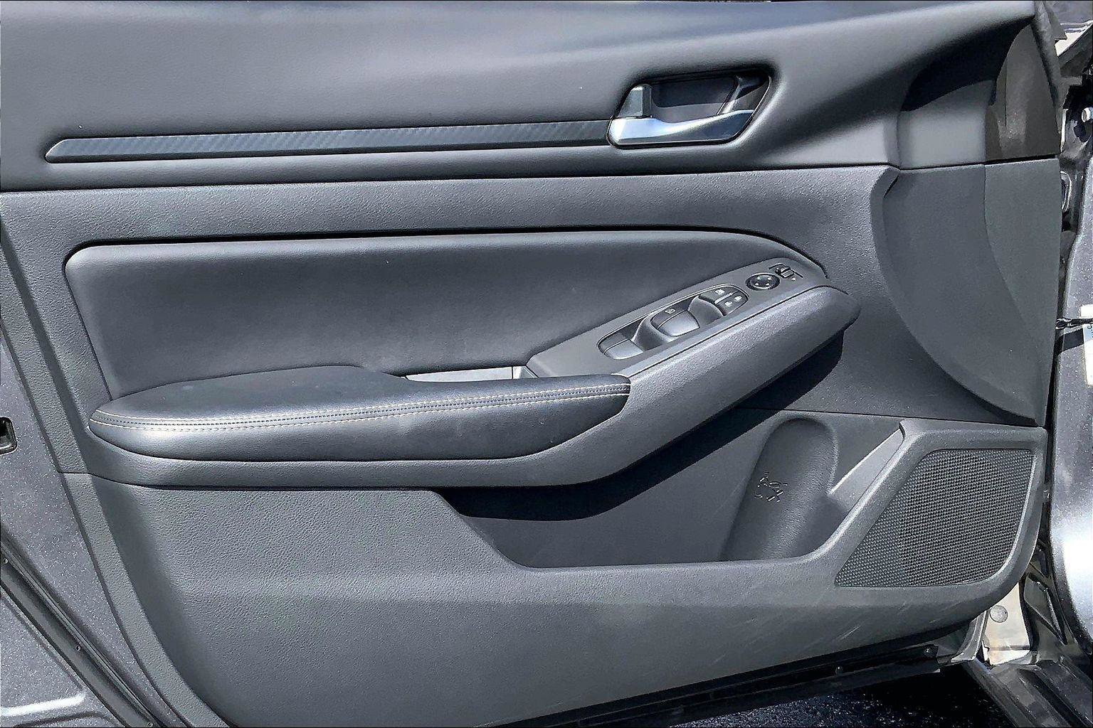 Used 2024 Nissan Altima 2.5 SV image 16