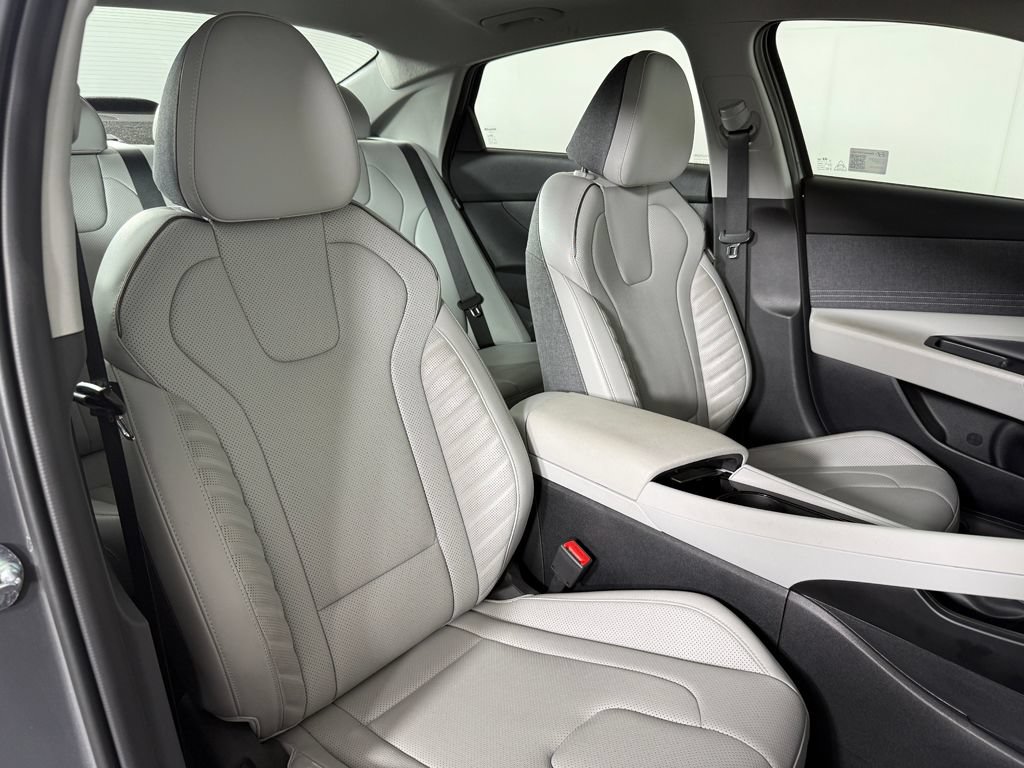Certified 2025 Hyundai Elantra Limited FWD image 30
