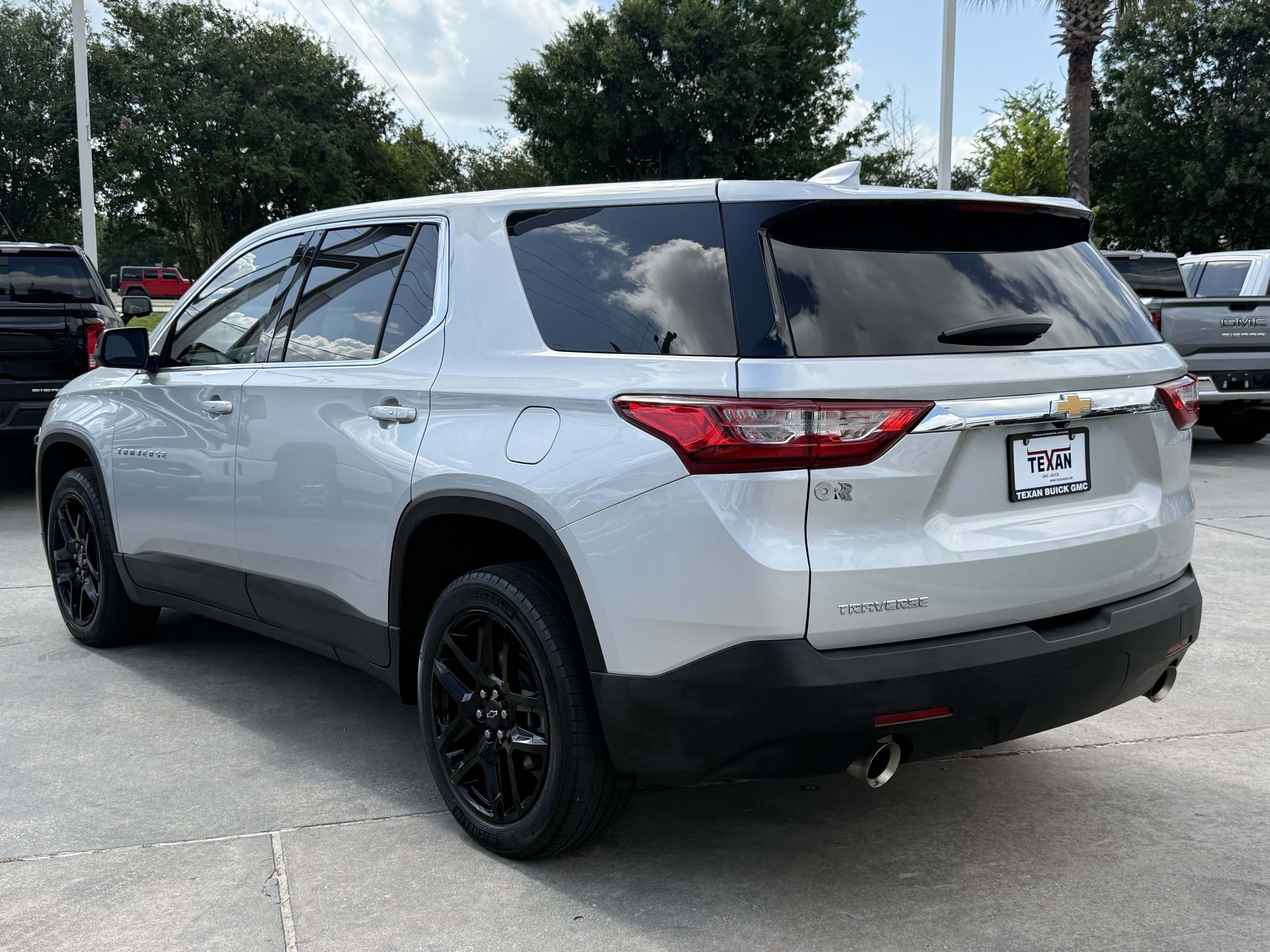 Used 2021 Chevrolet Traverse LS w/ LPO, Floor Liner Package FWD image 7