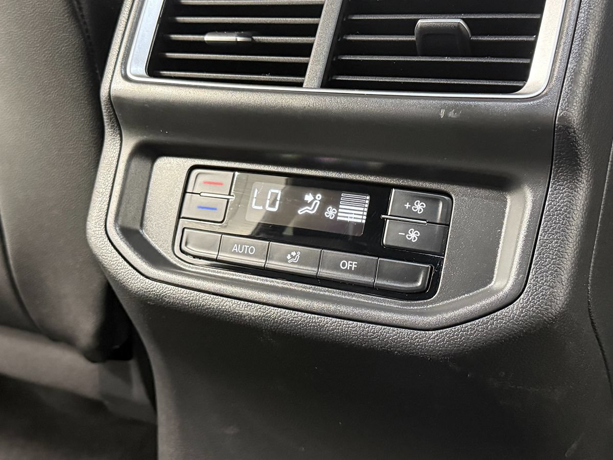 Used 2024 Volkswagen Atlas SE AWD/4WD image 26