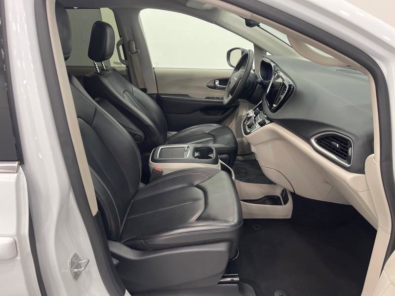 Used 2023 Chrysler Pacifica Touring-L image 51