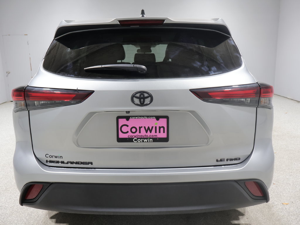 Used 2024 Toyota Highlander LE AWD/4WD image 3