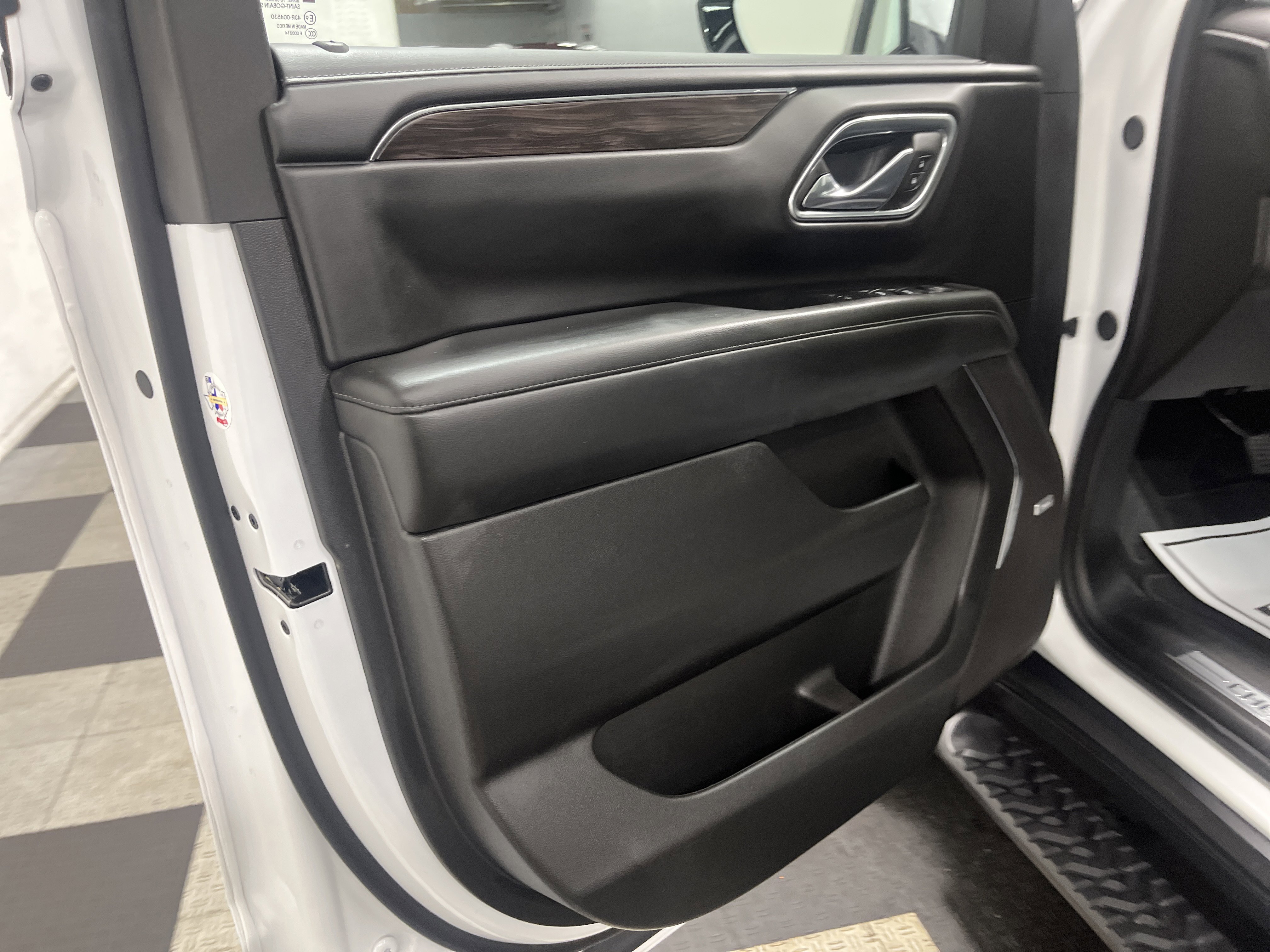 Used 2024 Chevrolet Suburban Z71 w/ Luxury Package image 10