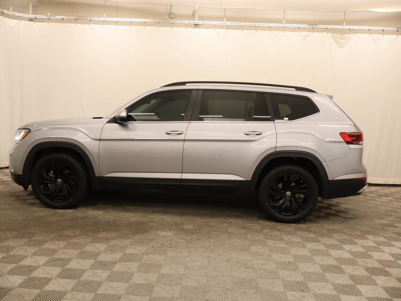 Used 2023 Volkswagen Atlas SE w/ Panoramic Sunroof Package FWD image 2