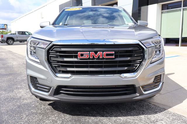 Used 2023 GMC Terrain SLE w/ Driver Convenience Package FWD image 2