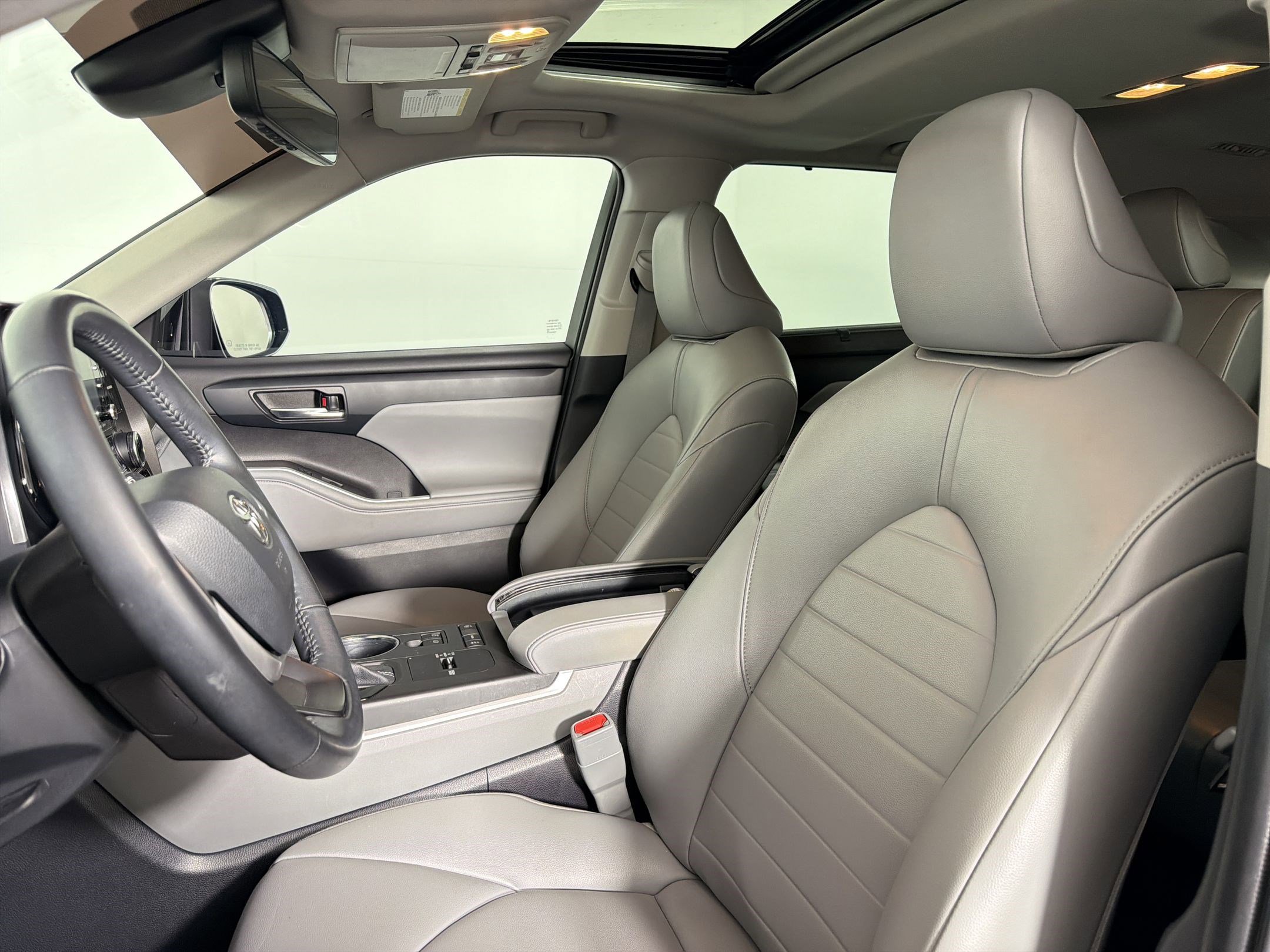 Used 2022 Toyota Highlander XLE image 5