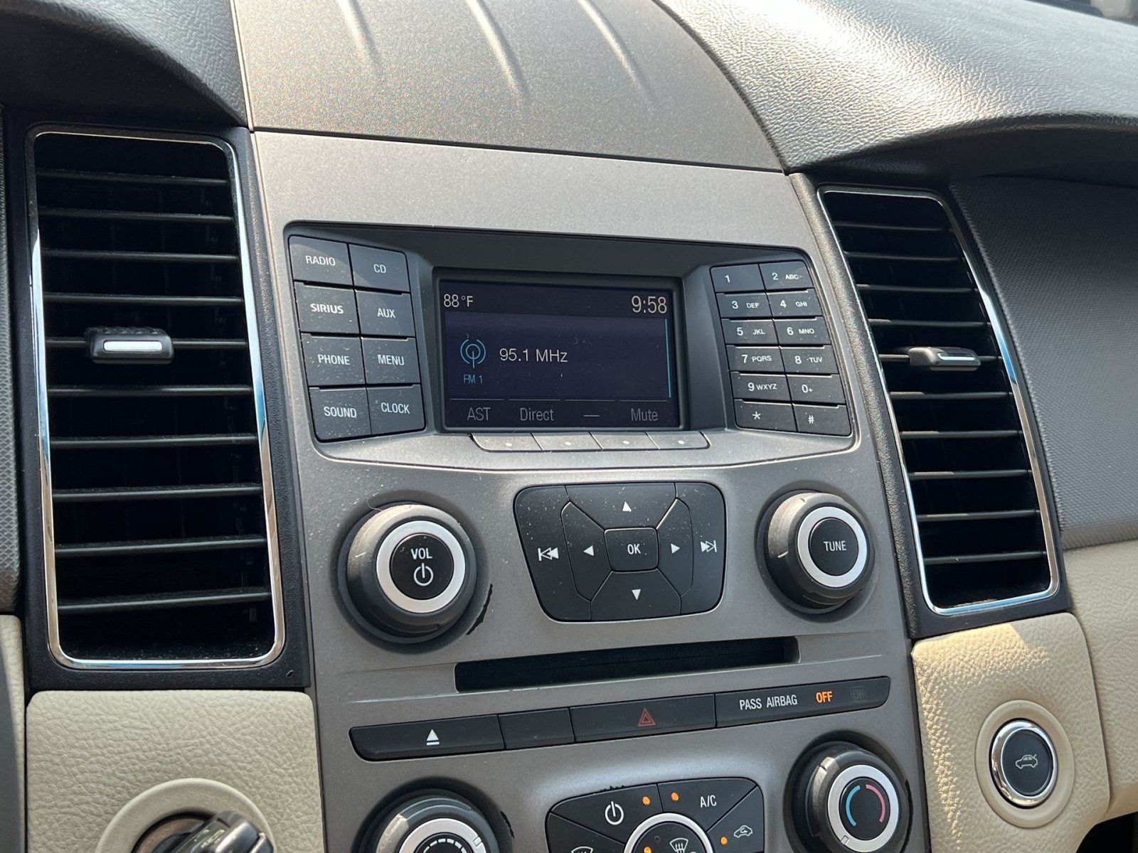 Used 2015 Ford Taurus SE FWD image 18