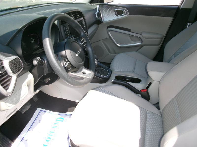 Used 2025 Kia Soul LX FWD image 3