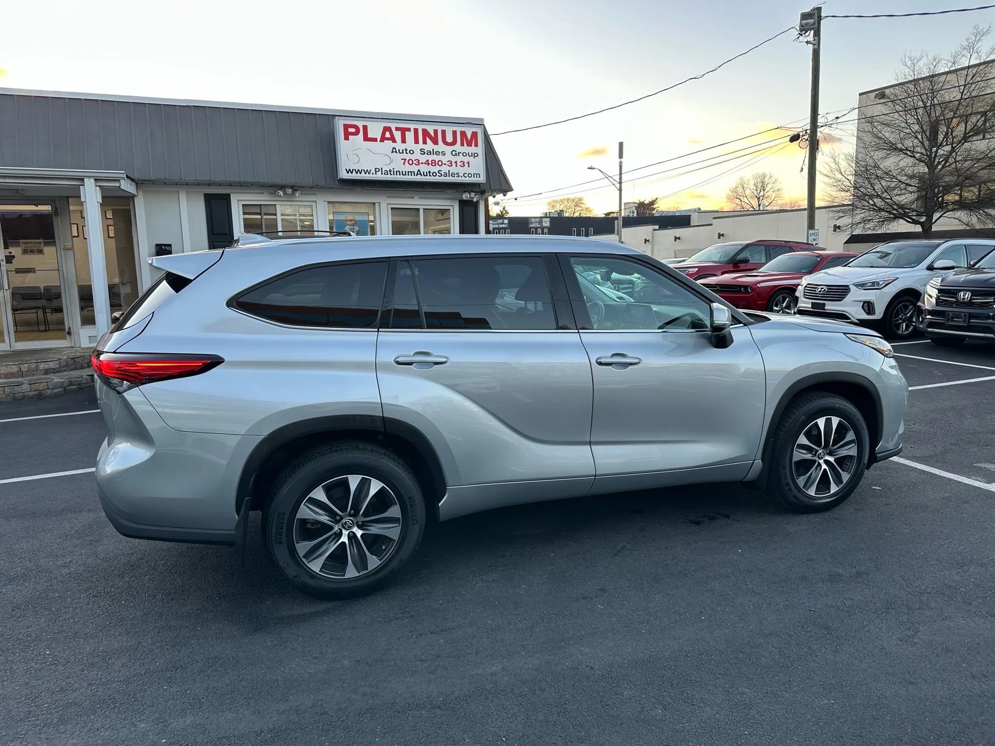 Used 2020 Toyota Highlander XLE image 6