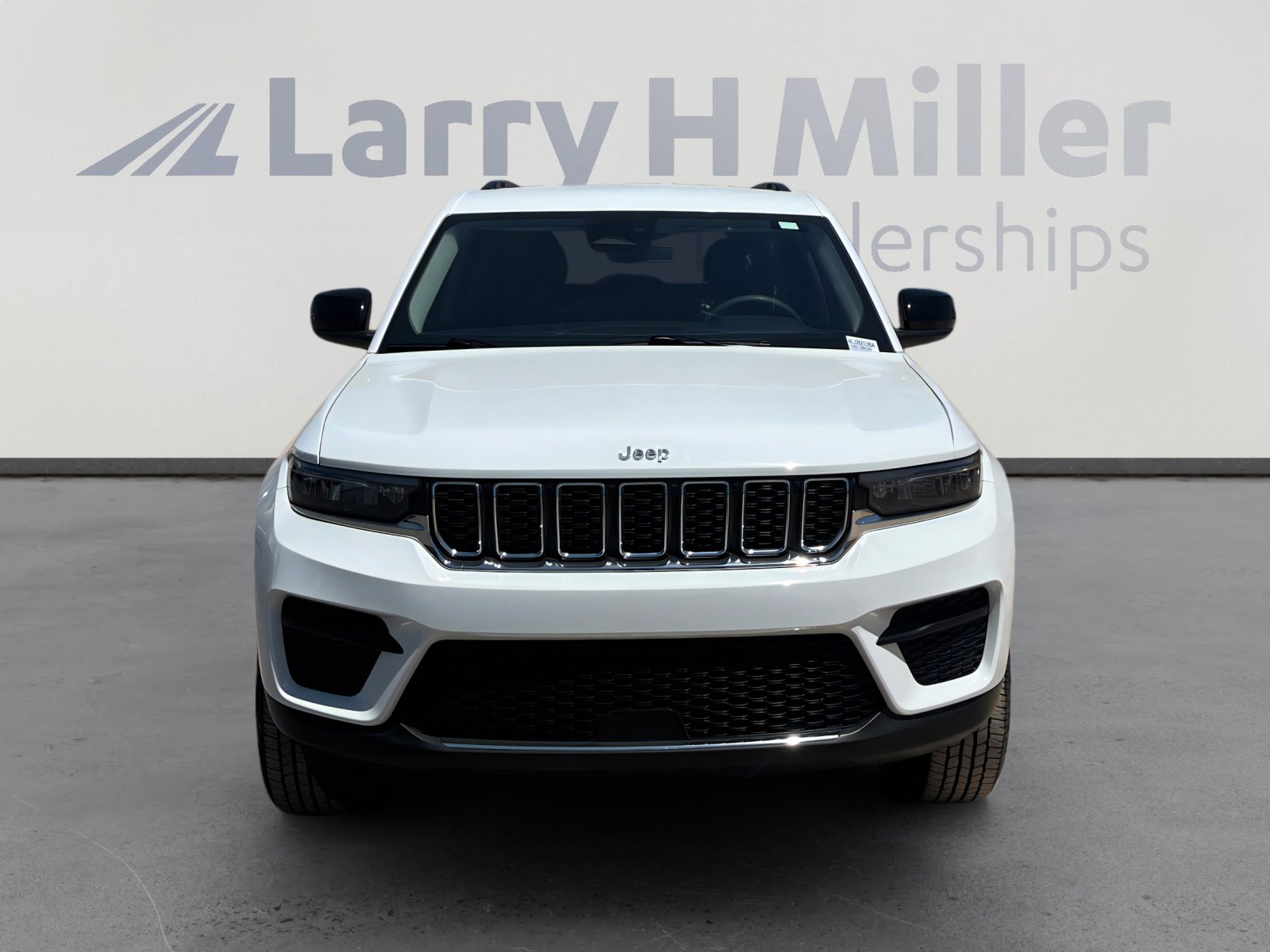 Used 2023 Jeep Grand Cherokee Laredo w/ Trailer Tow Prep Group (B) RWD image 8