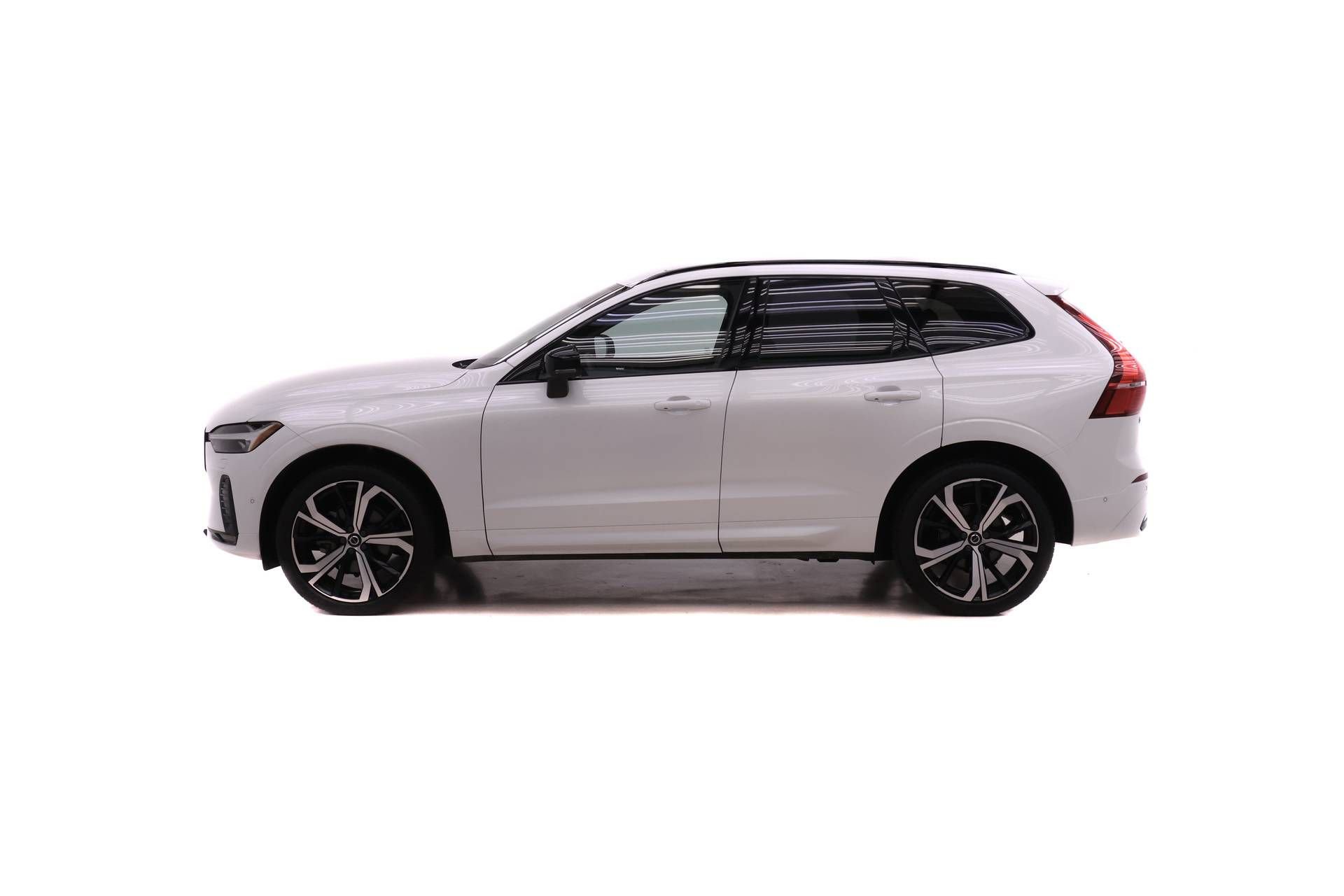 Used 2023 Volvo XC60 B5 Ultimate w/ Climate Package AWD/4WD image 3
