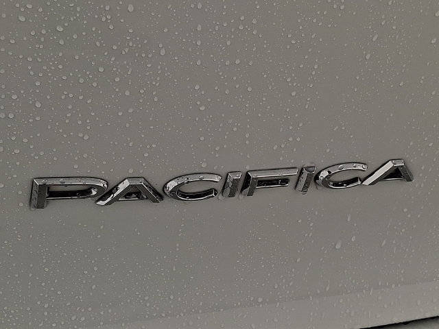 Used 2018 Chrysler Pacifica Touring-L FWD image 28