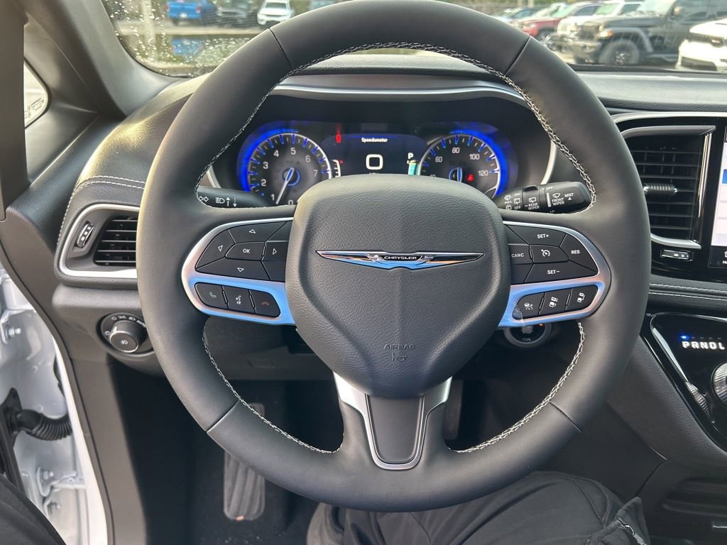 New 2026 Chrysler Pacifica Select image 16