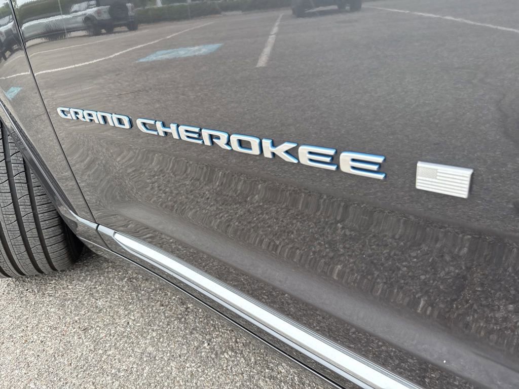 Used 2024 Jeep Grand Cherokee Summit AWD/4WD image 4