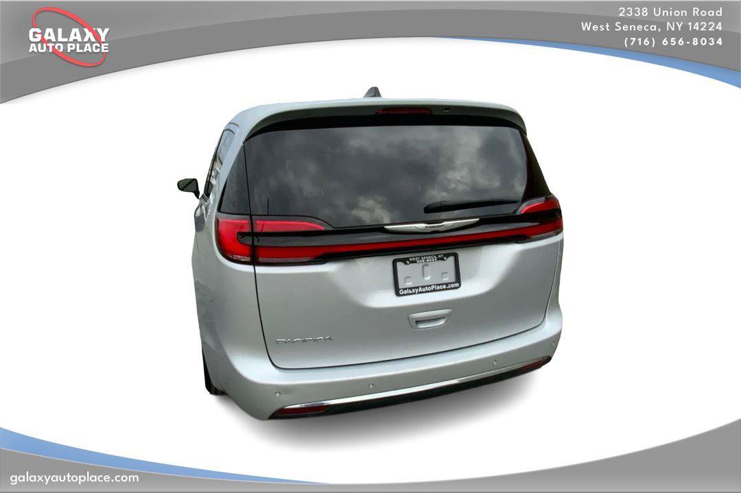 Used 2023 Chrysler Pacifica Touring-L FWD image 7