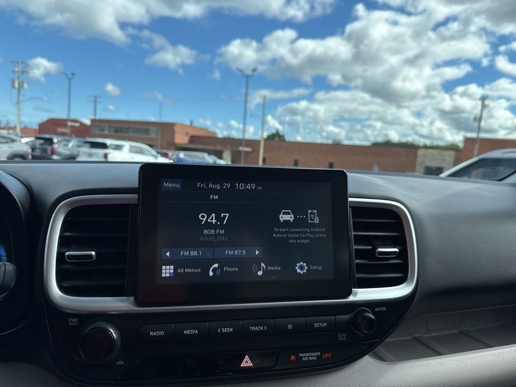 Used 2023 Hyundai Venue SEL image 19