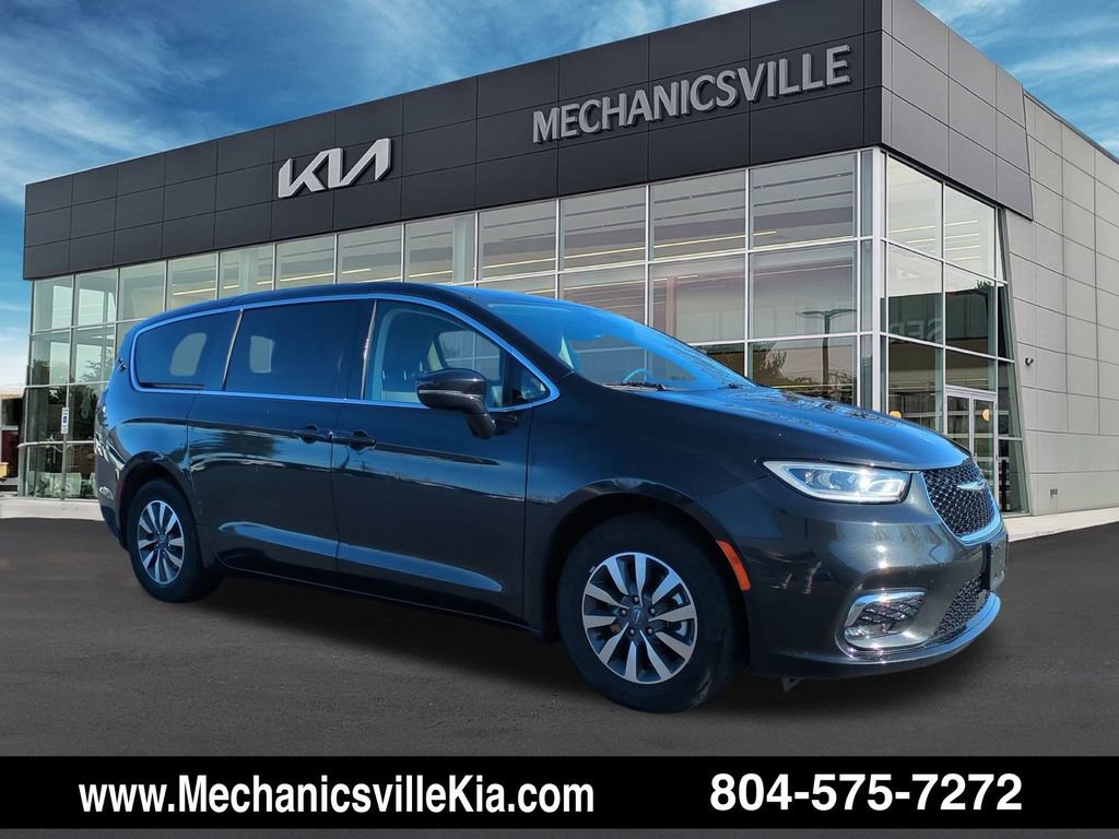 Used 2024 Chrysler Pacifica Select image 1