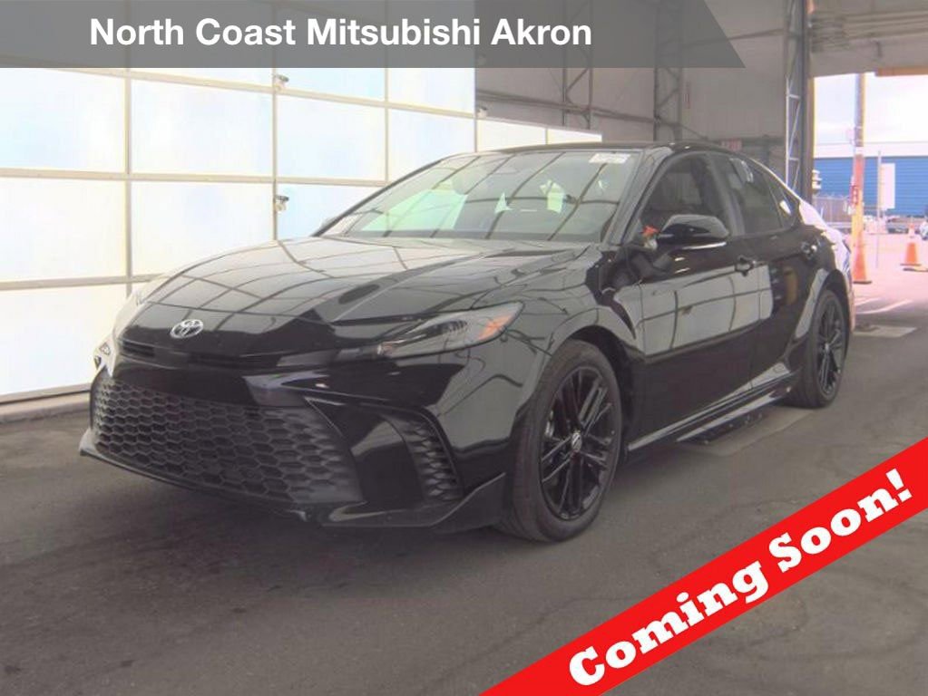 Used 2025 Toyota Camry SE image 1