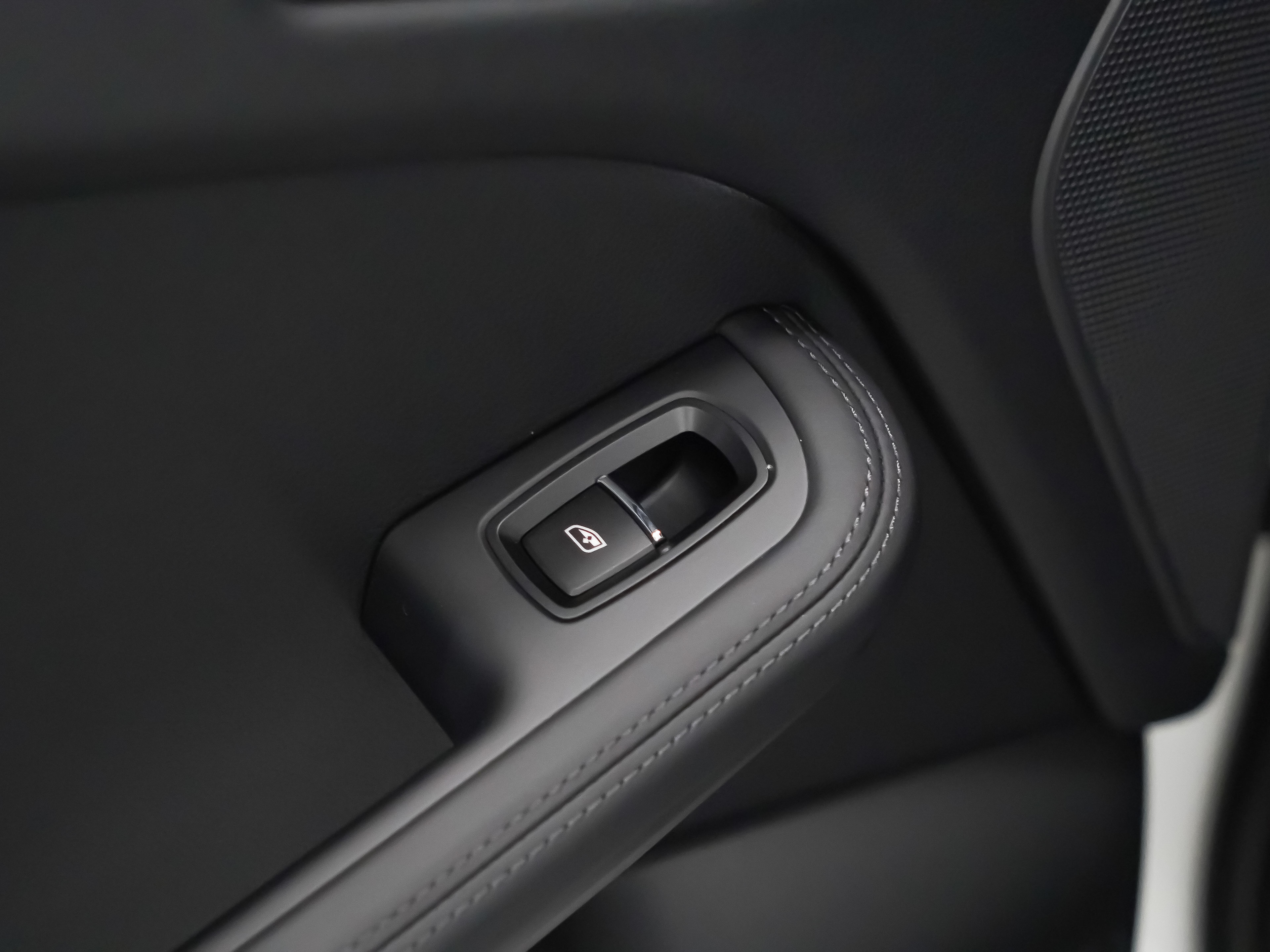 Certified 2026 Porsche Macan Turbo AWD/4WD image 16