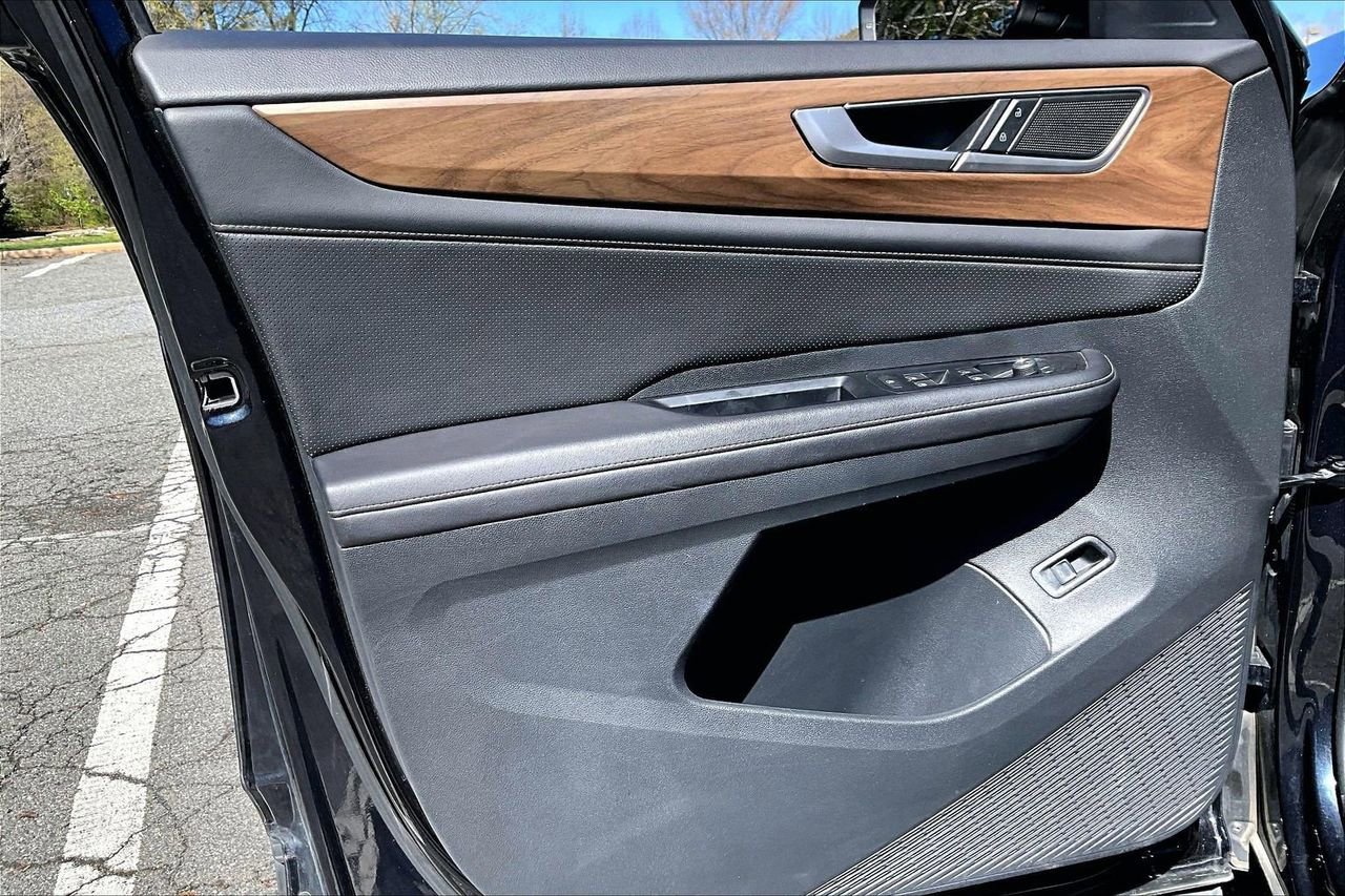 Used 2025 Volkswagen Atlas SE image 25