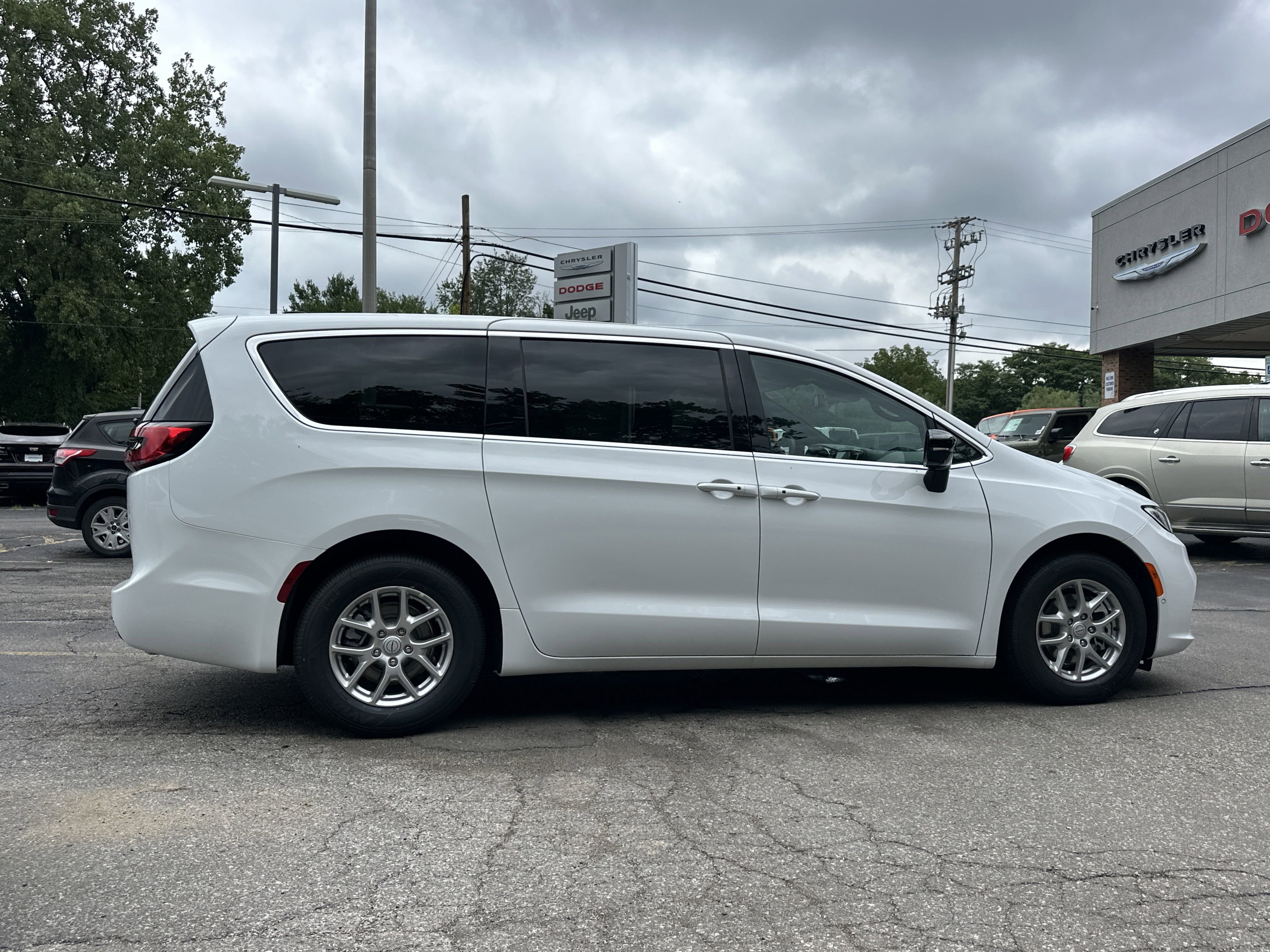 New 2026 Chrysler Pacifica Select image 17