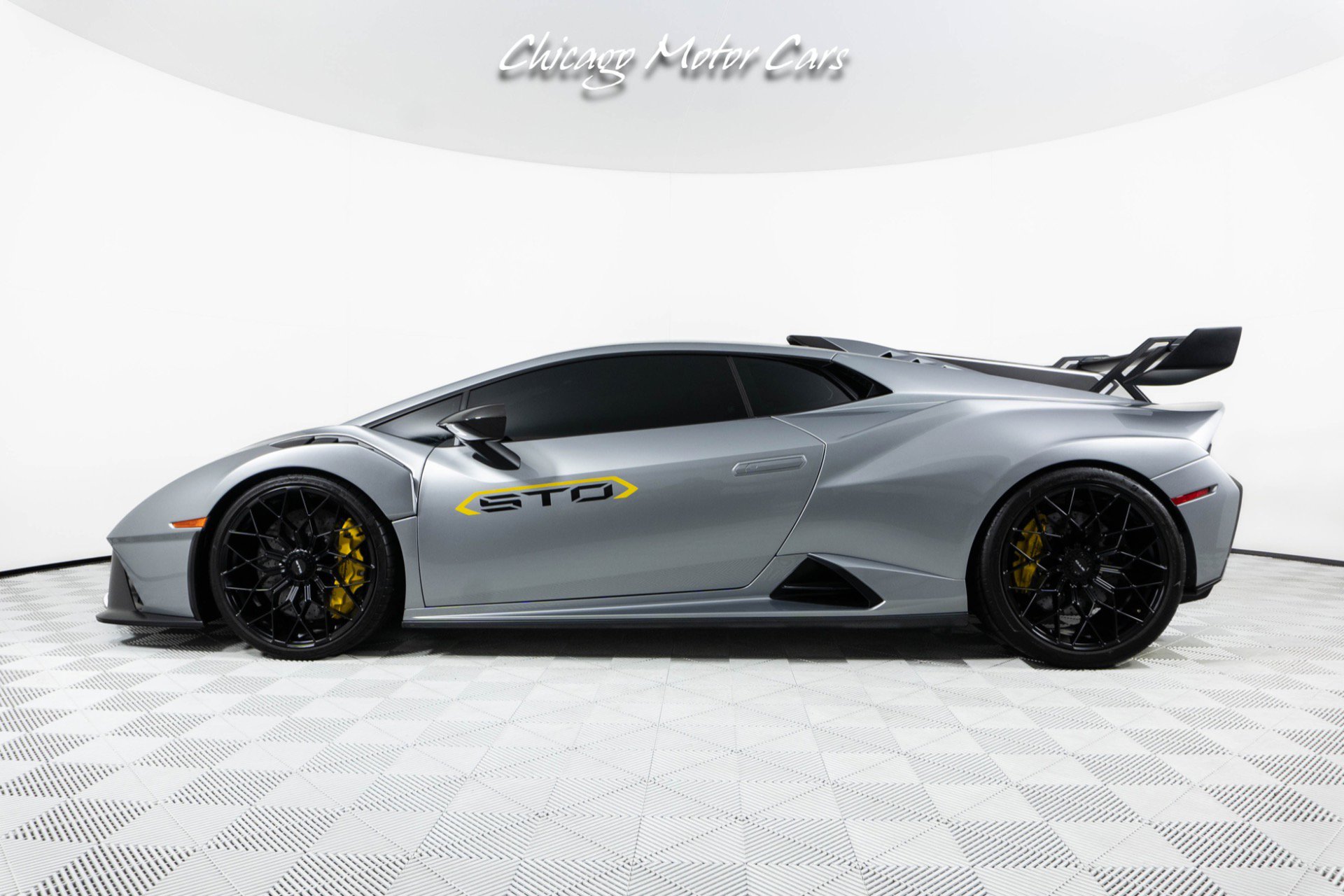 Used 2024 Lamborghini Huracan STO image 2