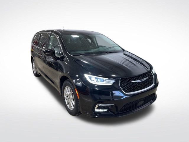 Used 2024 Chrysler Pacifica Touring-L image 7