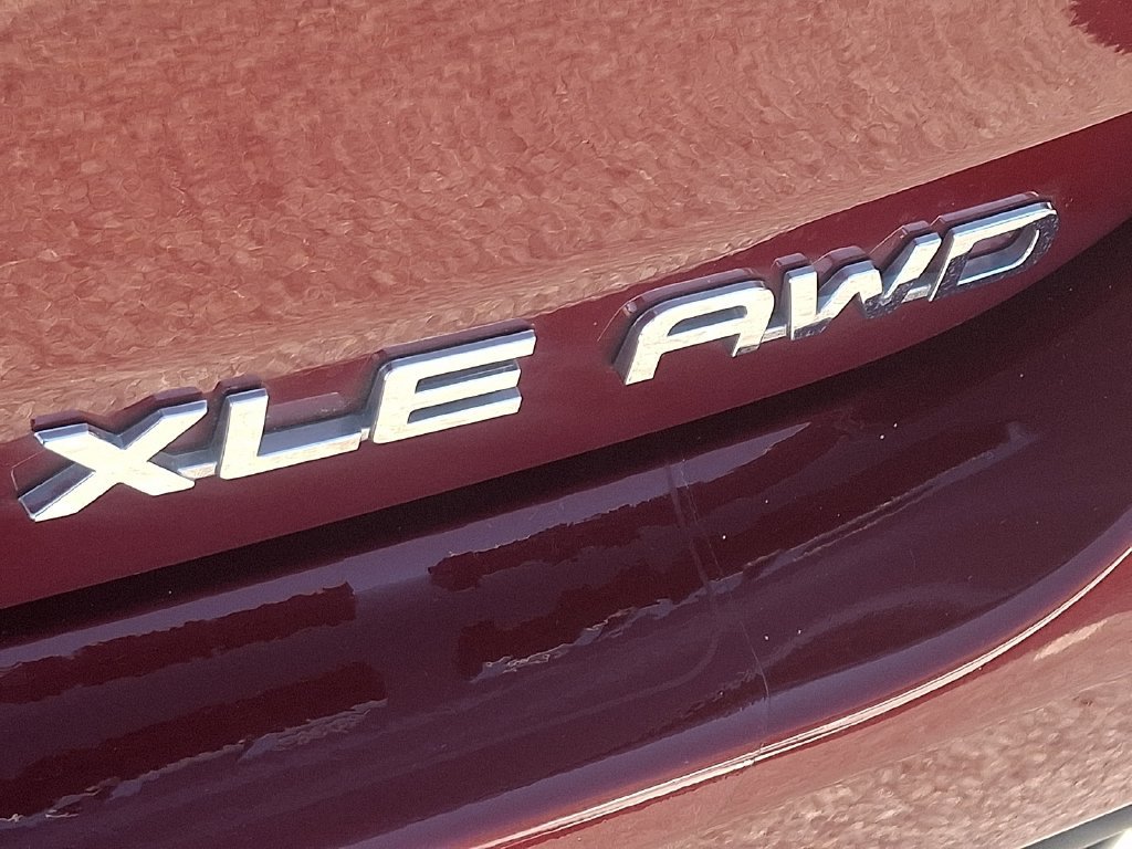 Used 2022 Toyota Highlander XLE AWD/4WD image 30