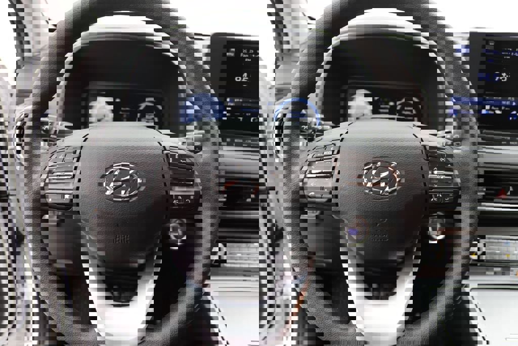 Used 2023 Hyundai Kona SE w/ Cargo Package image 17