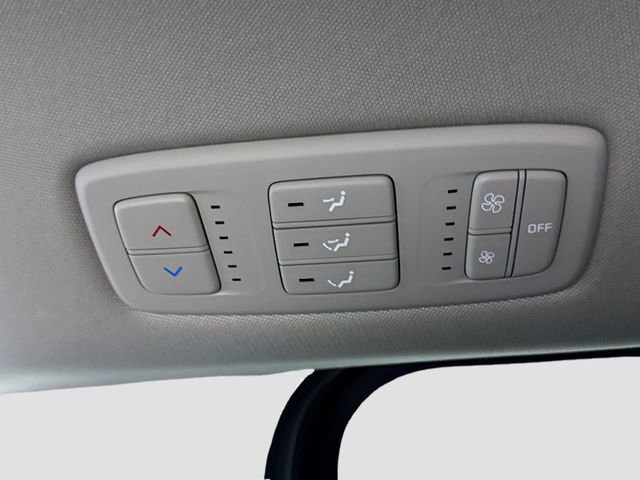 Used 2023 Kia Carnival LX FWD image 24