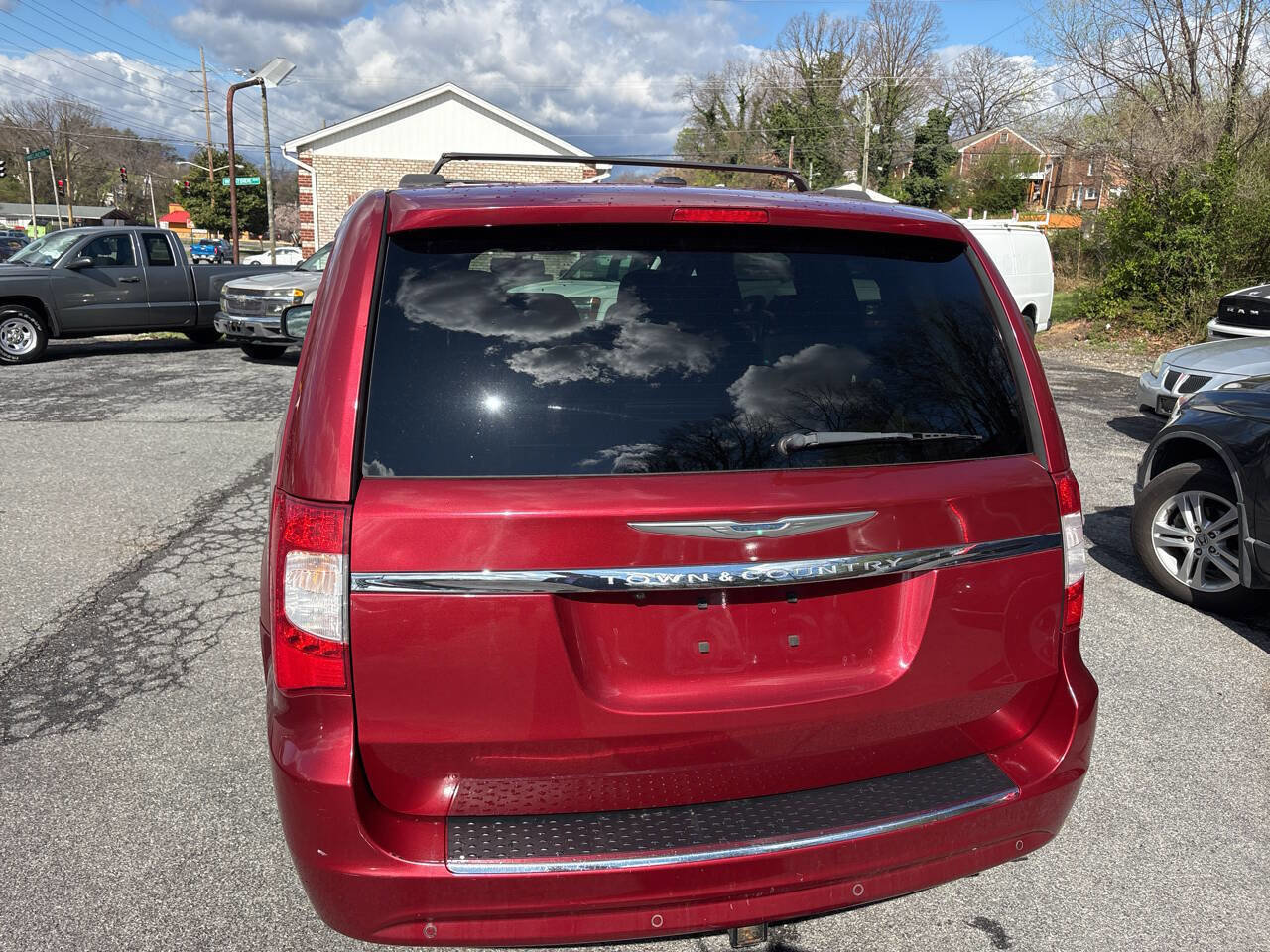 Used 2014 Chrysler Town & Country Touring-L image 11