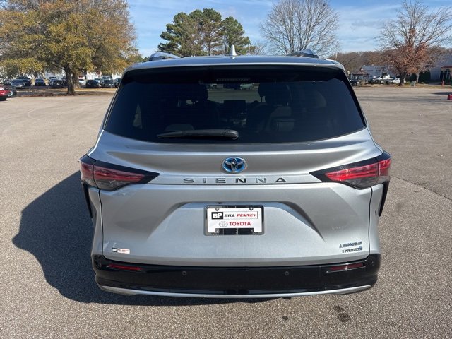 Used 2023 Toyota Sienna Limited image 4