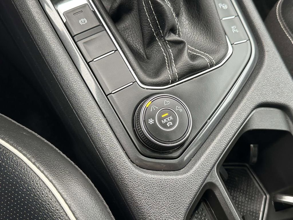 Certified 2024 Volkswagen Tiguan SEL R-Line image 34