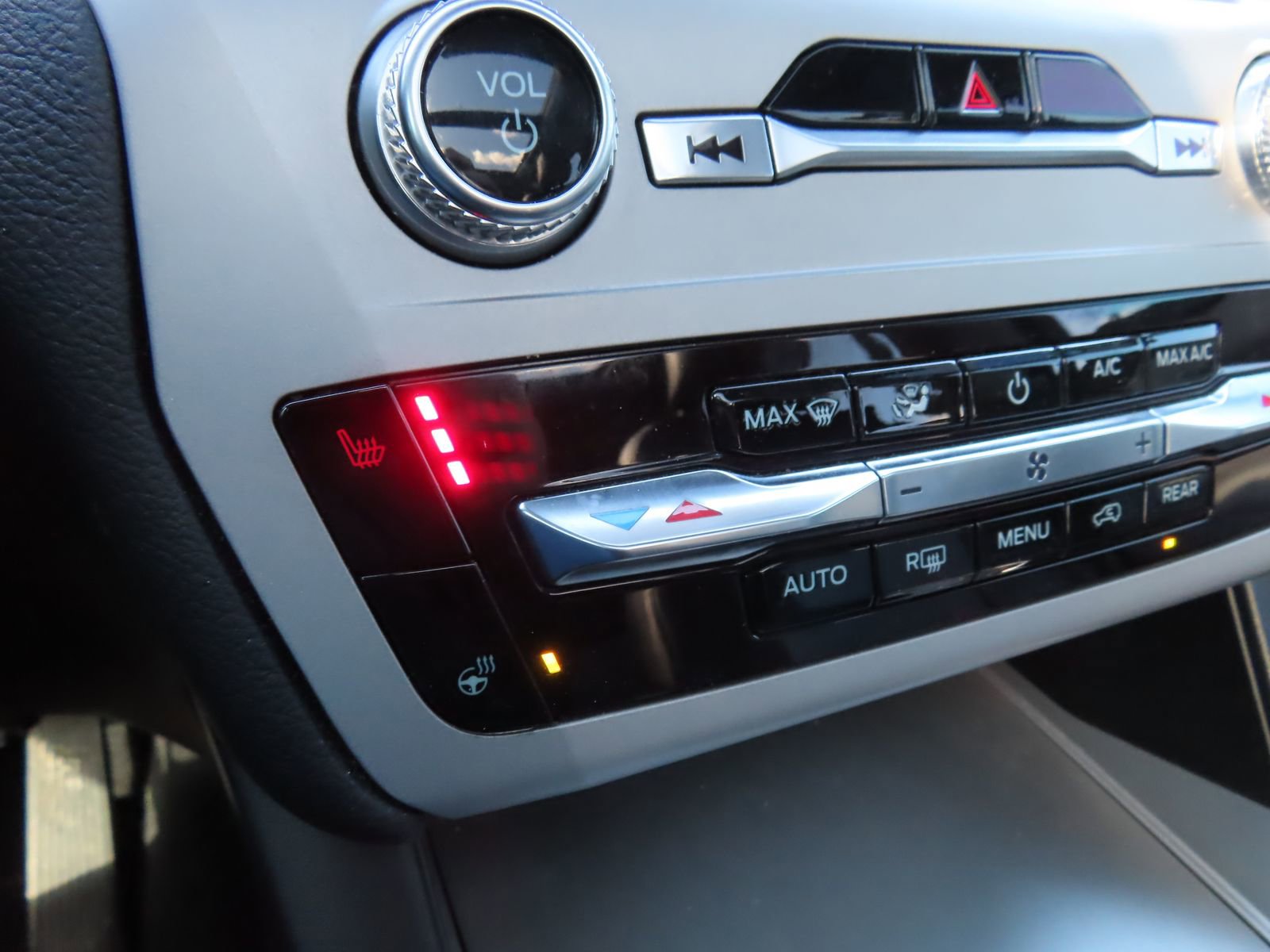 Certified 2024 Ford Explorer XLT w/ Equipment Group 202A image 23