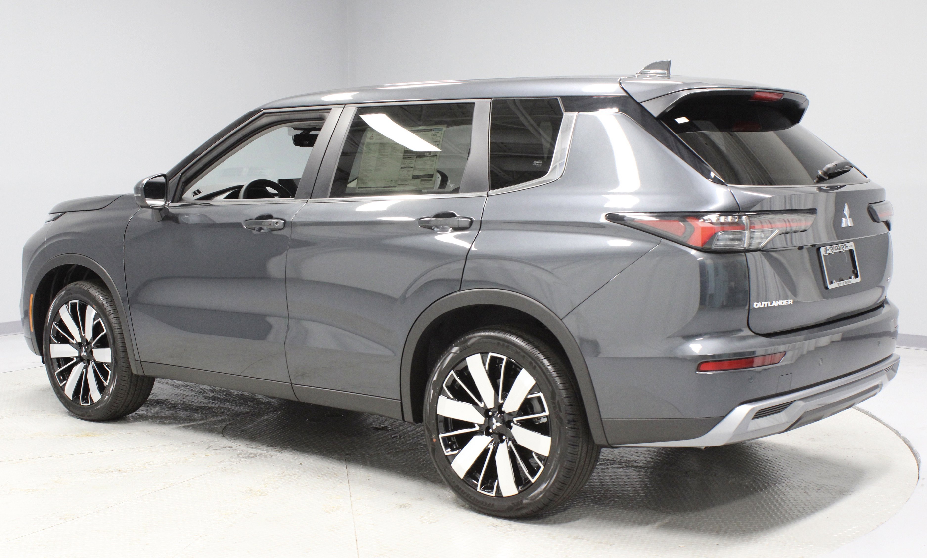 New 2025 Mitsubishi Outlander SE image 6