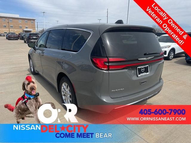 Used 2023 Chrysler Pacifica Touring-L video 3