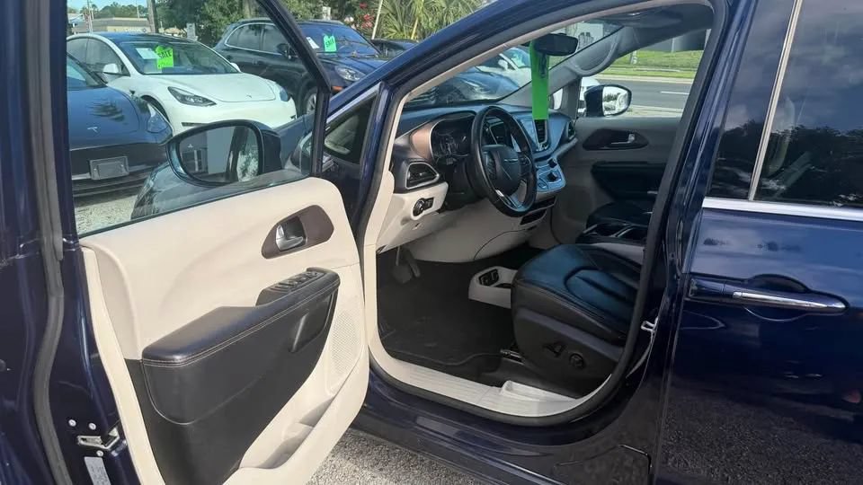 Used 2017 Chrysler Pacifica Touring-L FWD image 8