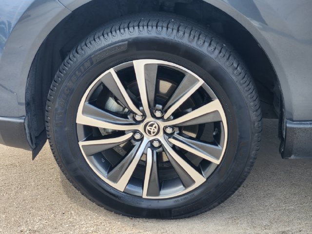Certified 2022 Toyota Venza LE AWD/4WD image 10