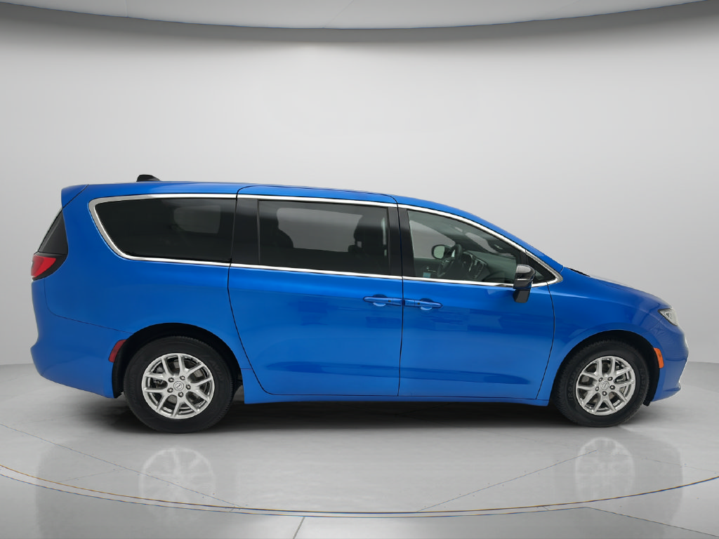 Used 2026 Chrysler Pacifica Select FWD image 6