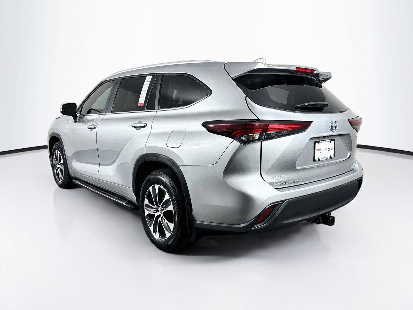 Used 2024 Toyota Highlander XLE AWD/4WD image 13