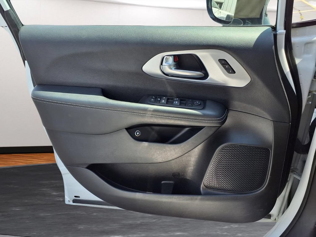 Used 2024 Chrysler Pacifica Limited FWD image 17