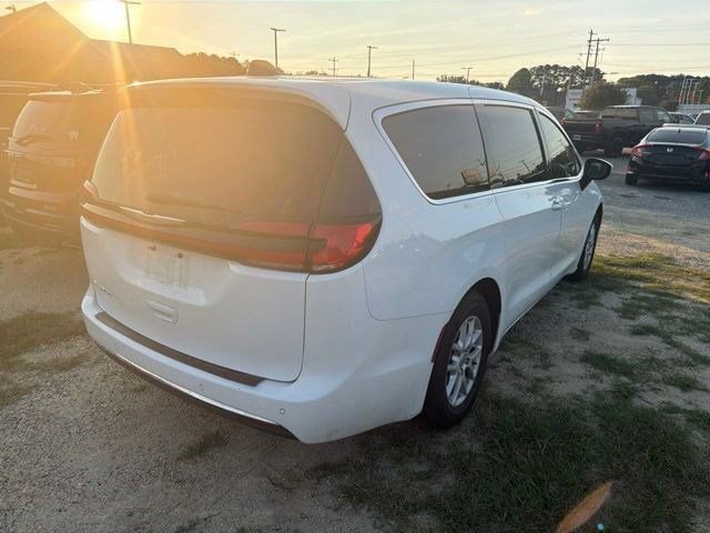 Used 2023 Chrysler Pacifica Touring-L FWD image 15