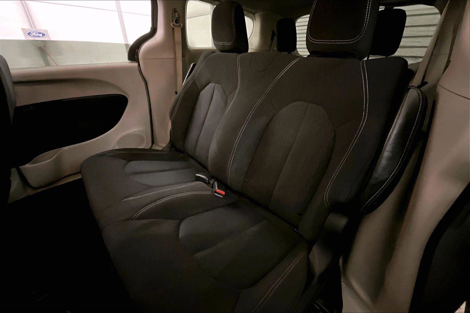 Used 2020 Chrysler Voyager L image 25