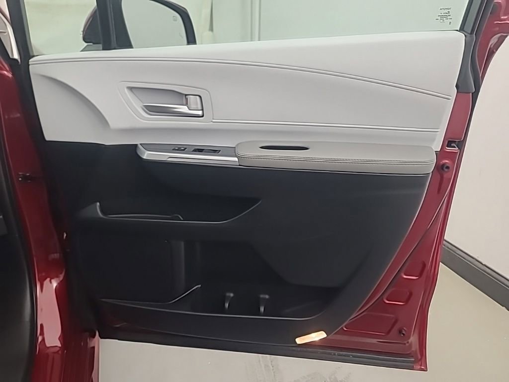 Used 2026 Toyota Sienna XLE image 14