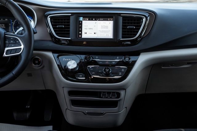 Used 2023 Chrysler Voyager LX FWD image 18