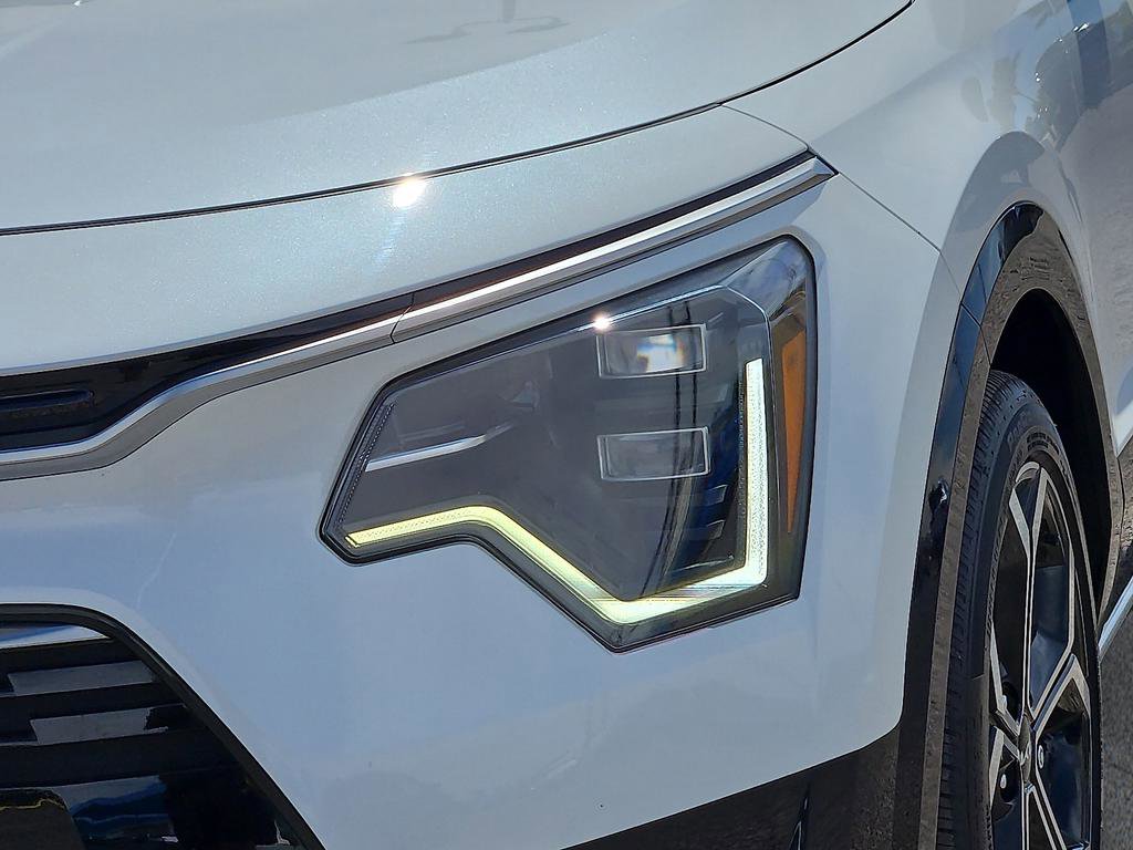 Used 2025 Kia Niro SX Touring image 19