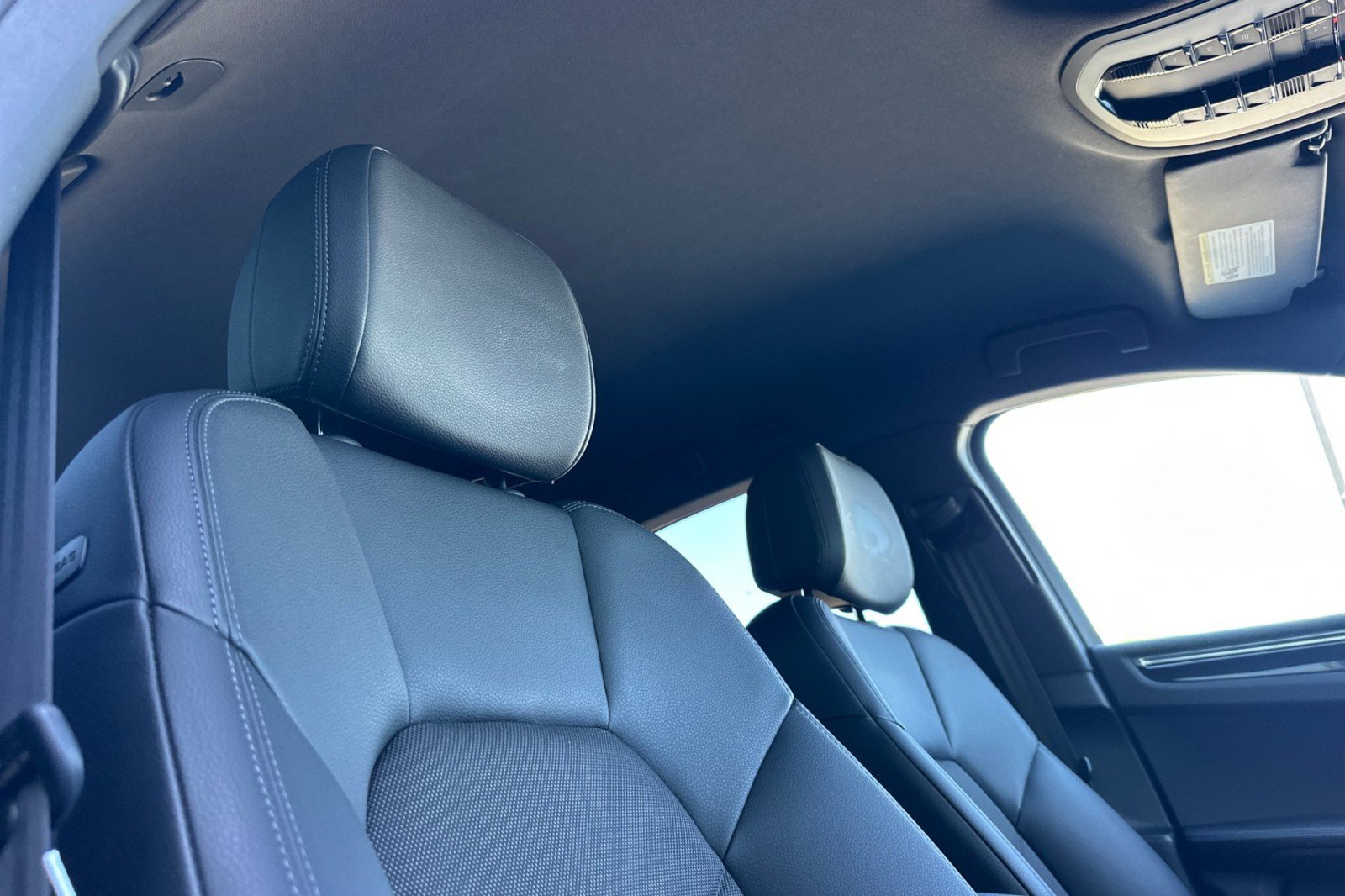 Certified 2023 Porsche Macan S AWD/4WD image 17