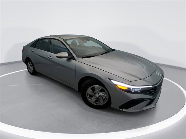 Certified 2025 Hyundai Elantra SE w/ Cargo Package image 1