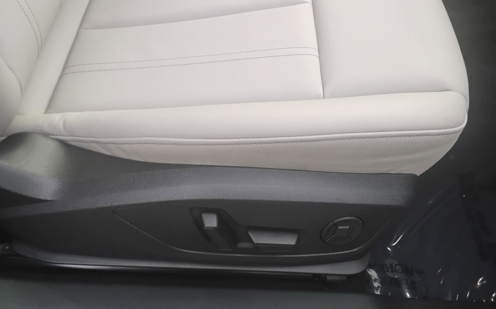 Used 2025 Audi Q4 e-tron Premium image 27