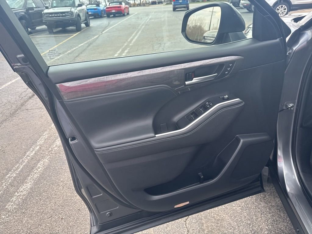 Used 2023 Toyota Highlander Platinum image 11